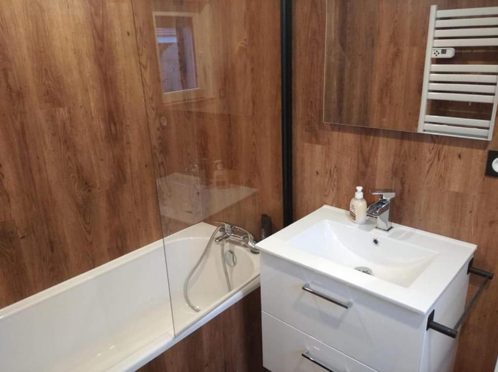Séjour en amoureux avec jacuzzi et sauna Balbigny Extérieur photo