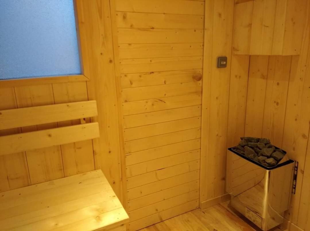 Séjour en amoureux avec jacuzzi et sauna Balbigny Extérieur photo