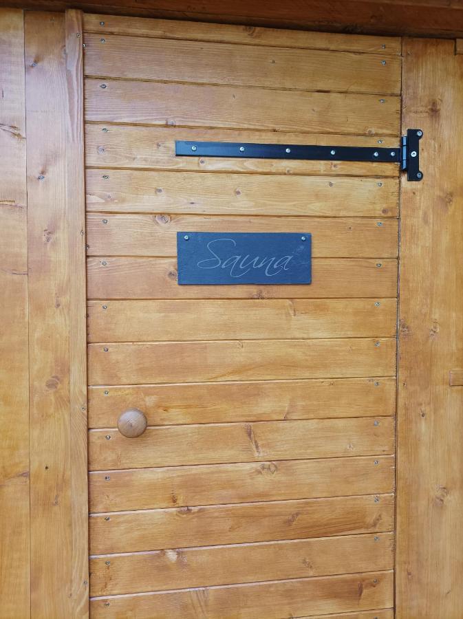 Séjour en amoureux avec jacuzzi et sauna Balbigny Extérieur photo