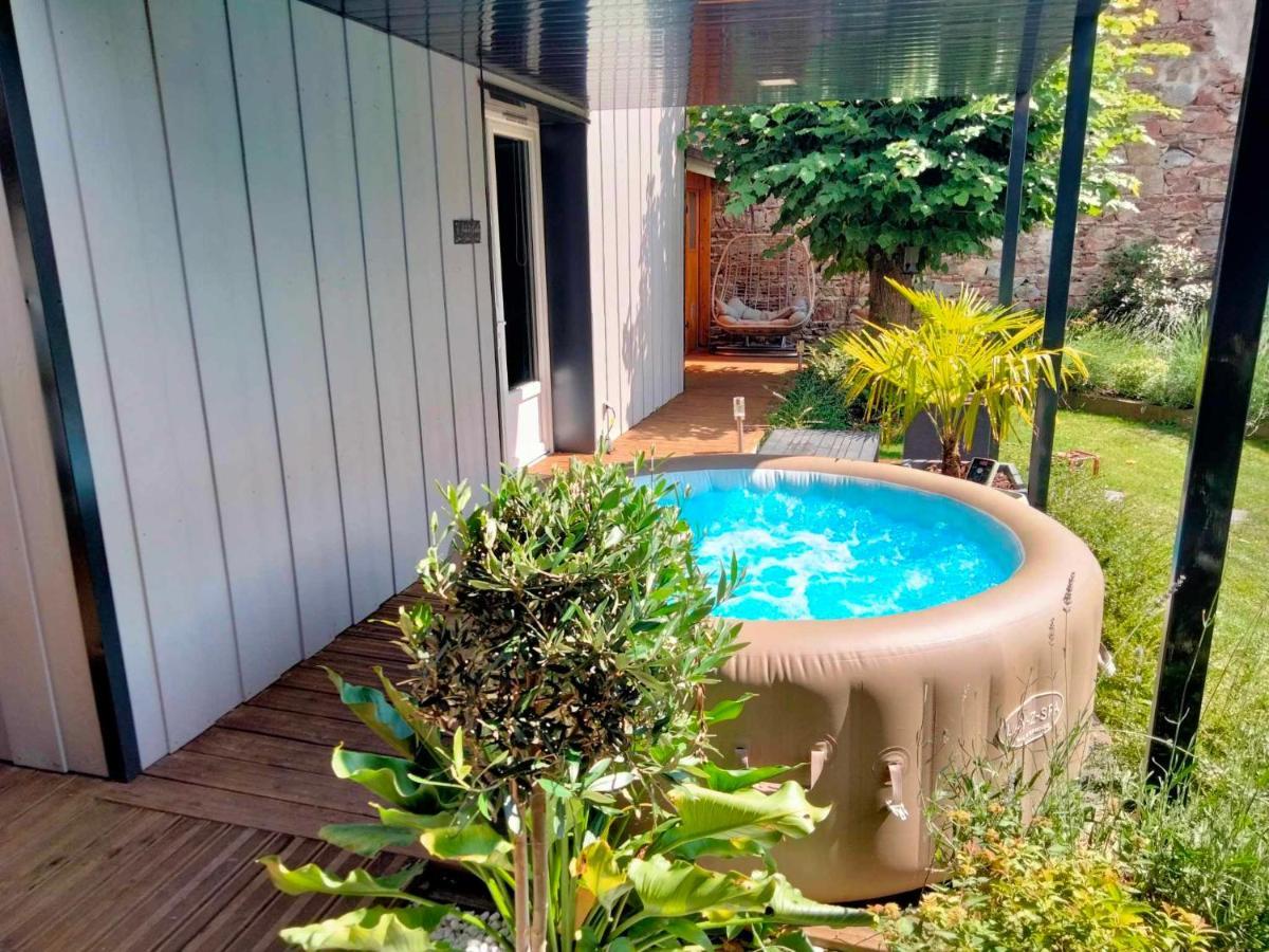 Séjour en amoureux avec jacuzzi et sauna Balbigny Extérieur photo